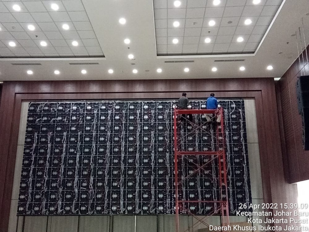 Image of a computer lab with multiple monitors